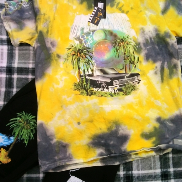 Very stylish 2 PC Short Set! 🔥 - Picture 2 of 2